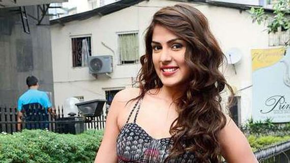 టాలీవుడ్ నిర్మాతకు రియా చక్రవర్తి చుక్కలు.. మెగా అల్లుడి సినిమా నుంచి అవుట్!