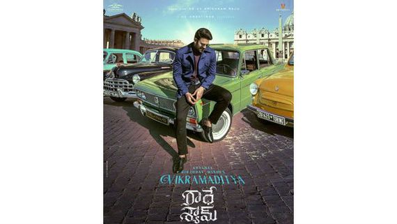 డార్లింగ్ స్టైలీష్ లుక్‌కు ఫిదా.. ‘రాధేశ్యామ్’లో విక్రమ్ ఆదిత్యగా ప్రభాస్