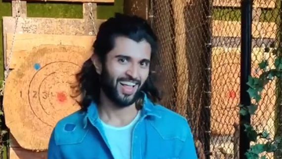 ఫైటర్ ఆల్సో షూటర్ ఆల్సో... గురి చూసి కొట్టిన విజయ్!!