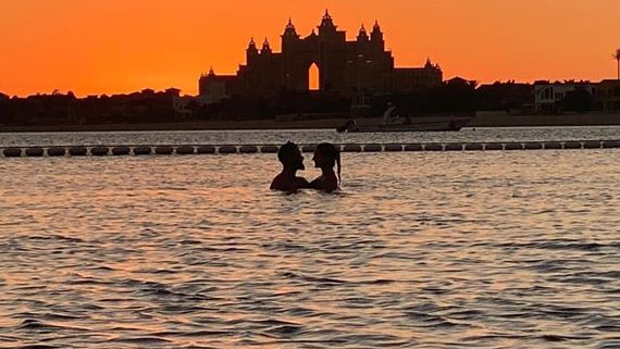 సముద్రం మధ్యలో విరాట్ కోహ్లీతో అనుష్క రొమాంటిక్ లుక్.. ఫోటో తీసిన వరల్డ్ బెస్ట్ బ్యాట్స్ మెన్