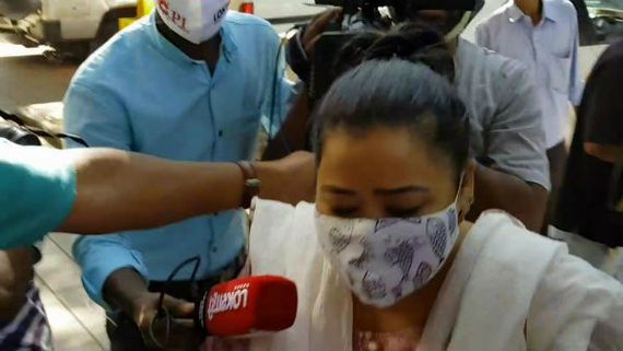 ఎన్సీబీ అదుపులో భారతీ సింగ్ దంపతులు..  డ్రగ్స్ కేసులో బాలీవుడ్‌ కమెడియన్ ఇంటిపై దాడులు