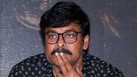 చిరంజీవికే నో చెప్పిన స్టార్ డైరెక్టర్.. పవన్ కల్యాణ్ కోసమే ఈ కఠిన నిర్ణయం!