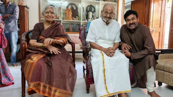 గురు శిష్యుల బంధమంటే ఇదే.. కళాతపస్వికి పాదాభివందనం చేసిన చిరంజీవి