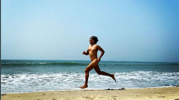 బీచ్‌లో నగ్నంగా పరిగెత్తిన ప్రముఖ నటుడు.. గతంలోను టాప్ హీరోయన్‌తో న్యూడ్‌గా..