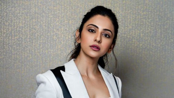 బికినీలో అందాల ఆరబోత.. బీచ్‌లో అలాంటి విన్యాసాలు.. పీక్స్‌లో రకుల్ ఎక్స్‌పోజింగ్