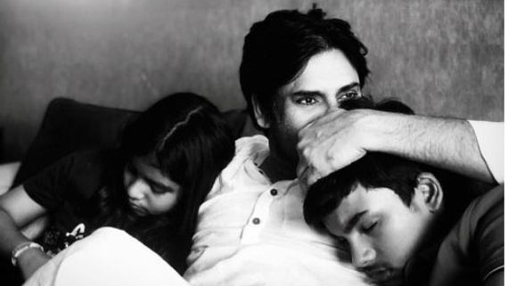 అలా ఒళ్లో వాలి నిద్రపోయి.. రేణూ దేశాయ్ ఇంట్లో పవన్ కళ్యాణ్!.. అభిమానులకు కిక్కిచ్చే ఫోటో