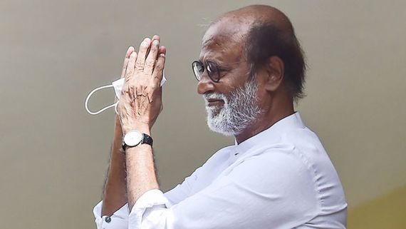 మళ్ళీ వెనుకడుగు వేసిన రజినీకాంత్.. రాజకీయాలకు దూరంగా.. షాకింగ్ నిర్ణయం