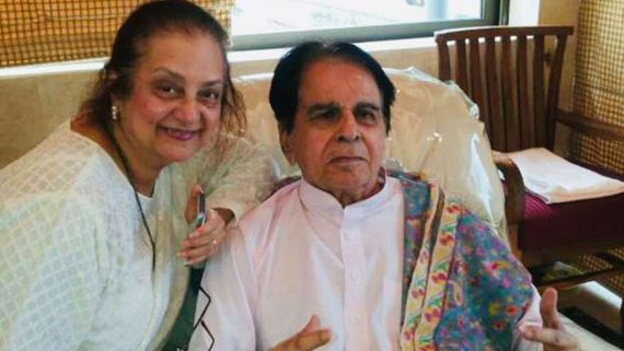 దిలీప్ కుమార్ ఆరోగ్య పరిస్థితి ఆందోళనకరంగా.. దేవుడిని ప్రార్థించండి అంటూ భార్య సైరా భాను.. 