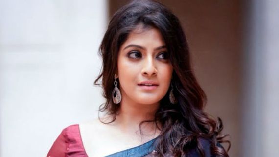 ఇంట్లో వాళ్లకి కరోనా వచ్చినప్పుడే ఆ భయం తెలుస్తుంది.. వరలక్ష్మీ శరత్ కుమార్ పోస్ట్ వైరల్