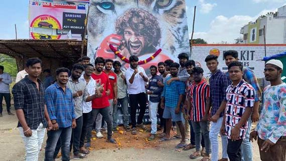 విజయ్ దేవరకొండకు బీర్లతో అభిషేకాలు.. అభిమానుల పిచ్చి మామూలుగా లేదు