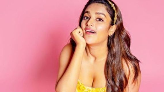 ఎద అందాలతో వల..  ‘నిధి’ది మామూలు రచ్చ కాదు!!