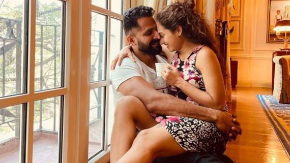 రొమాన్స్‌లో మునిగితేలారు.. అది అలవాటుగా కాదట.. భర్త ఒళ్లో వాలిన పూజా రామచంద్రన్