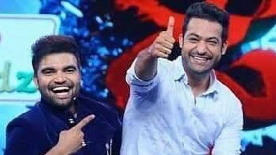 యాంకర్ ప్రదీప్‌కు జూనియర్ ఎన్టీఆర్ సర్‌ప్రైజ్ గిఫ్ట్: ఏకంగా స్టార్ హీరోనే అలా చేయడంతో షాకైపోయాడు!