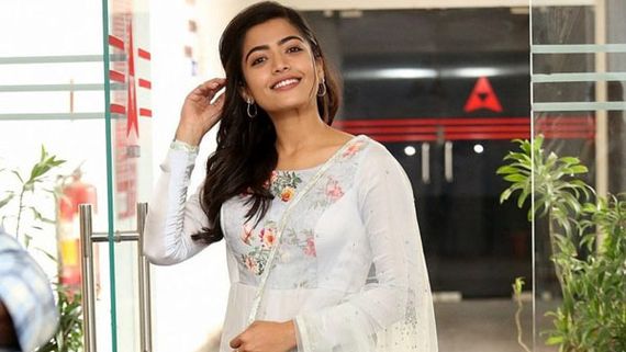 అడవిలో ఆపసోపాలు.. కాలిబాటన రష్మిక మందాన్న.. వీడియో వైరల్