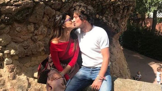 పబ్లిక్ ప్లేస్‌లో ఘాటు ముద్దులు.. లిప్ కిస్‌తో భర్తతో శ్రియ రచ్చ