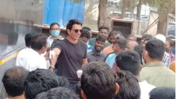  ఆచార్య సెట్లో సోనుసూద్ సర్‌ఫ్రైజ్ గిప్లులు.. 100 మందిపై ప్రేమను కురిపించిన రియల్ హీరో