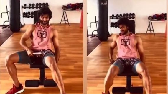 ఇదెక్కడి వింతరా బాబు.. సుత్తితో కొట్టేసుకుంటోన్న హీరో.. వీడియో వైరల్