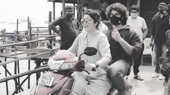 ఛార్మీతో విజయ్ దేవరకొండ రైడ్.. పిక్స్  వైరల్