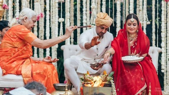 ఇలాంటిది మొదటి సారిగా చూశాం.. దియా మీర్జా పెళ్లిపై నెటిజన్ల కామెంట్స్