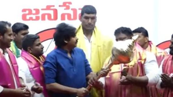 పవన్ కళ్యాణ్ చుట్టూ పవర్ఫుల్ పహిల్వాన్‌లు.. ఒక్క మూమెంట్‌తో వాళ్లంతా ఫ్యాన్స్ అయిపోయారు!
