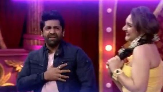 బెల్లం ‘శ్రీదేవీ’ అంటూ స్టెప్పులతో స్టేజ్ మీద రచ్చ.. హీరోయిన్‌తో శేఖర్ మాస్టర్ రొమాన్స్