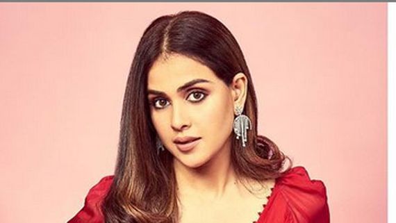 జెనీలియాకు గాయం.. ఆ పని చేసుకోలేక ఇబ్బంది.. భర్త సాయానికి నెటిజన్లు ఫిదా