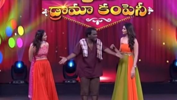  ఆ సినిమాలోలా రెచ్చిపోయిన జబర్ధస్త్ కమెడియన్: అసలైన రొమాన్స్ చూపిస్తా అంటూ ఆమెను నలిపేశాడు!