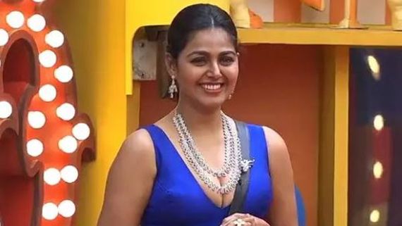ఊహించని పనితో షాకిచ్చిన మోనాల్ గజ్జర్: అతడిని తీసుకెళ్లిపోయిన బ్యూటీ.. అలా చూపించడంతో అనుమానాలు