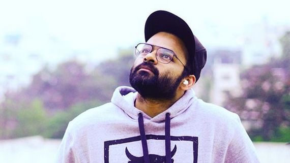 ప్రభుత్వం ఎలా ఉందో తెలియదు: ఆకట్టుకుంటోన్న సాయి ధరమ్ తేజ్ ‘రిపబ్లిక్’ లుక్