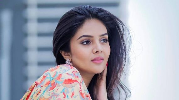  ఆ కమెడియన్‌తో అలా కనిపించి షాకిచ్చిన శ్రీముఖి: అర్ధరాత్రి మధ్యలో భయకరంగా అంటూ సెల్ఫీ వీడియో!