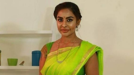  శ్రీరెడ్డి నిర్మాతకు బెదిరింపు కాల్స్.. అంతు చూస్తామంటూ వార్నింగ్.. వివాదంలో బయోపిక్