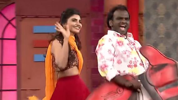 మేఘాలలో తేలిపోతోన్న జబర్ధస్త్ జోడీ: బైక్‌పై వెళుతుండగానే షాక్.. అలా చూసే సరికి కేకలు వేసిన బ్యూటీ!