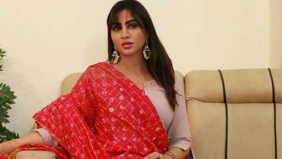 బిగ్ బాస్ భామకు పబ్లిక్‌లో చేదు అనుభవం: సెల్ఫీ అడిగి ముద్దు పెట్టాడు.. తర్వాత రోజే అసలైన ట్విస్ట్