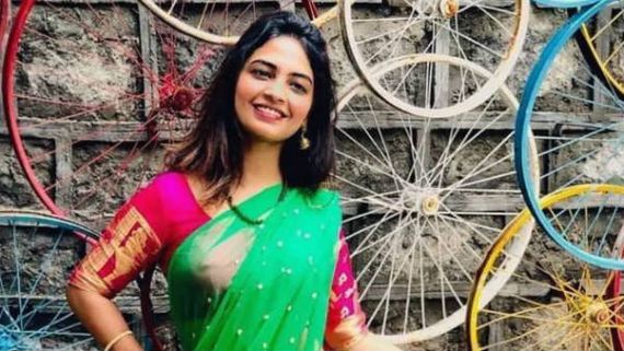  ఫ్యాన్స్‌కు ఊహించని న్యూస్ చెప్పిన దేత్తడి హారిక: ఏకంగా అతడి మీద కూర్చుని ప్రకటించిన బ్యూటీ