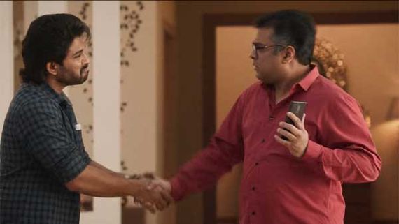 బన్నీ అలా అనడంతో షాకయ్యా.. త్రివిక్రమ్ ఏమో టాప్ లేచెలా... అల వైకుంఠపురంలో సీక్రెట్స్ బయట పెట్టిన నటుడు!