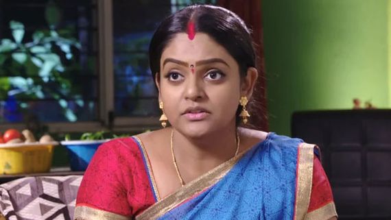 మొబైల్‌లో హీరోయిన్ వీడియో: క్లాస్‌ రూంలో అడ్డంగా బుక్కైన స్టూడెంట్.. వంటలక్క షాకింగ్ రియాక్షన్