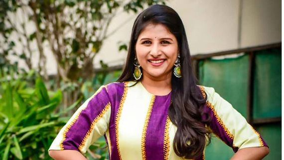కర్ణాటక పబ్లిక్ బస్సులపై సింగర్ మంగ్లీ ఫొటోలు.. ఆ విధంగా ఉండడంతో దండం పెడుతూ..
