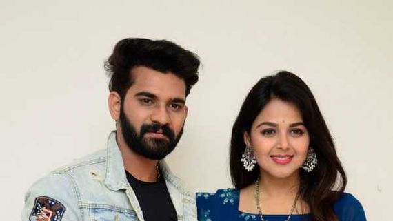 మోనాల్‌కు ఊహించని కానుక ఇచ్చిన అఖిల్: ముద్దులు పెడుతూ.. అలా బయట పెట్టిన హీరోయిన్