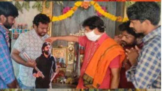పవన్ కల్యాణ్ కోసం ఫ్యాన్స్ వినూత్న పనులు: ఏకంగా దాన్ని తీసుకెళ్లి పూజలు.. ఫొటోలు వైరల్