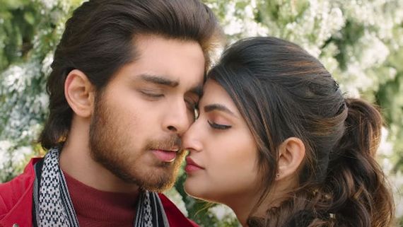 పూలు, పండ్లు లేకుండానే రాఘవేంద్రరావు రంగంలోకి..  పెళ్లిసందD సెట్లో అలా..