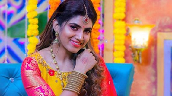 శుభవార్త చెప్పిన ‘అదిరింది’ యాంకర్ సమీరా: భర్తతో కలిసి అలా ప్రకటన.. ఆ సినీ నటి ఇంట్లో సంబరాలు
