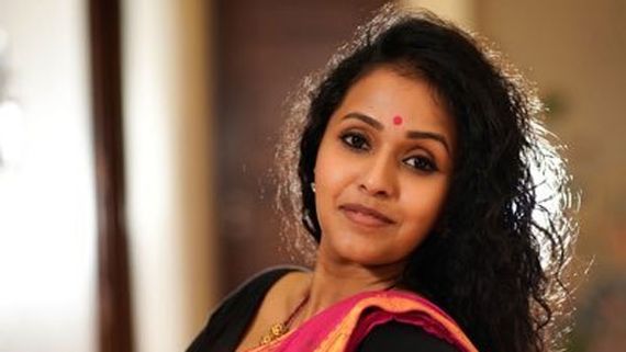 'ఏనుగు వెళ్తుంటే కుక్కలు మొరుగుతాయి'.. రచ్చ రేపిన సింగర్ స్మిత..ఆయన గురించేనా?