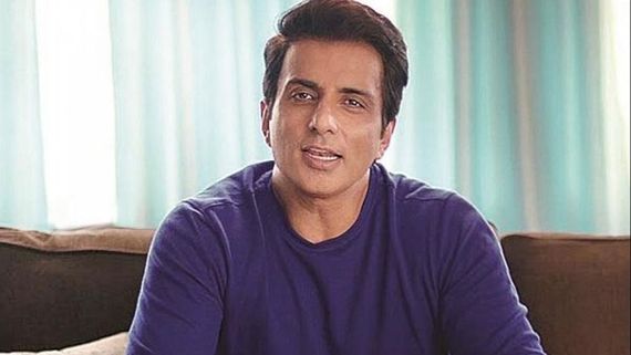 ‘సంజీవని’పై అవగాహన... వ్యాక్సిన్ వేయించుకున్న సోనూ సూద్