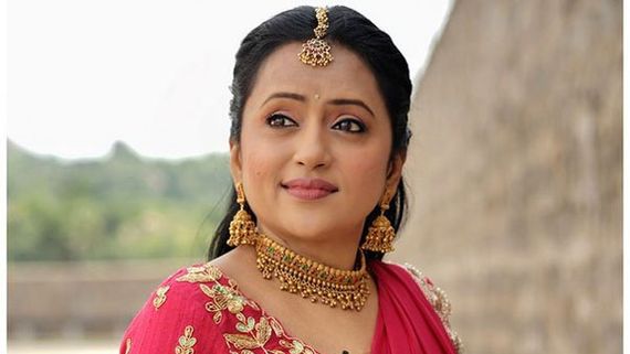 తొలిసారి అలా చేసి షాకిచ్చిన సుమ: షోలో అందరి ముందే కింద పడిపోయి.. దెబ్బకు దిమ్మ తిరిగిపోయింది