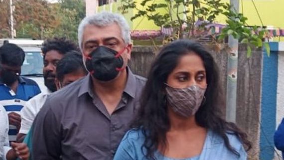 అభిమాని ఫోన్ లాక్కొని జేబులో పెట్టుకున్న హీరో అజిత్.. ఇవ్వను వెళ్లిపో అంటూ వార్నింగ్