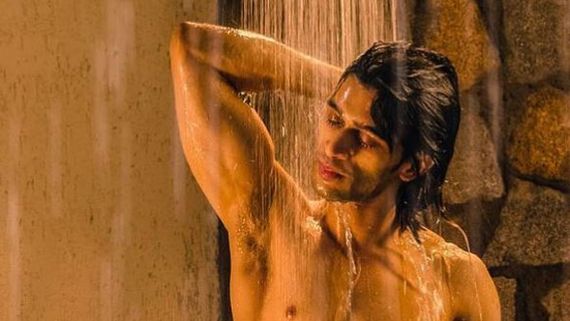 బట్టలు విప్పేసి షాకిచ్చిన అభిజీత్: ఫ్యాన్స్‌కు గుడ్ న్యూస్.. గతాన్ని గుర్తు చేసుకుంటూ ఎమోషనల్