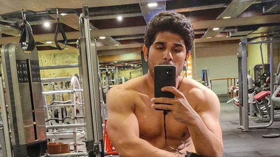 మొదటిసారి కండలు చూపిస్తూ షాక్ ఇచ్చిన అల్లు శిరీష్.. ఫిట్‌నెస్‌తోనే చంపేశాడుగా