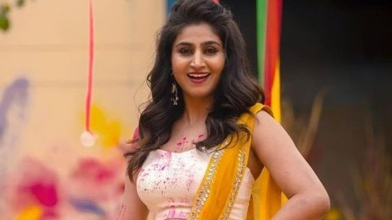 యాంకర్ వర్షిణి ప్రేమలో పడిందా: లీకైన ఫొటోలో అతడిపై వాలిపోయి.. ముఖం కనిపించకుండా జాగ్రత్త పడడంతో!