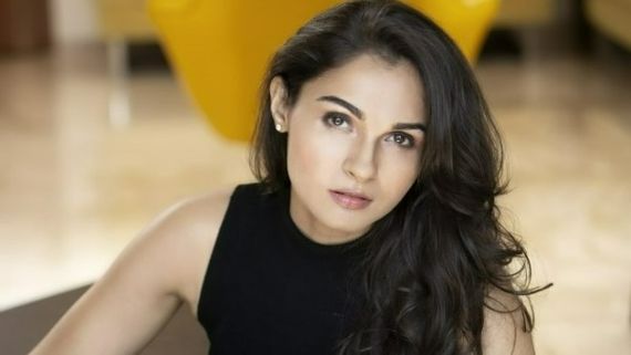 హీరోయిన్‌కి కరోనా, క్వారెంటైన్‌లో ఉండి కూడా బుగ్గలు నాకించుకుంటూ.. ఇదేం పిచ్చి!