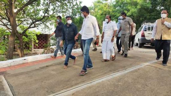 కోవిడ్ పేషంట్స్ కోసం ఎవరూ చేయని పని చేసిన డైరెక్టర్..స్పెషల్ డే రోజునే అలా! 